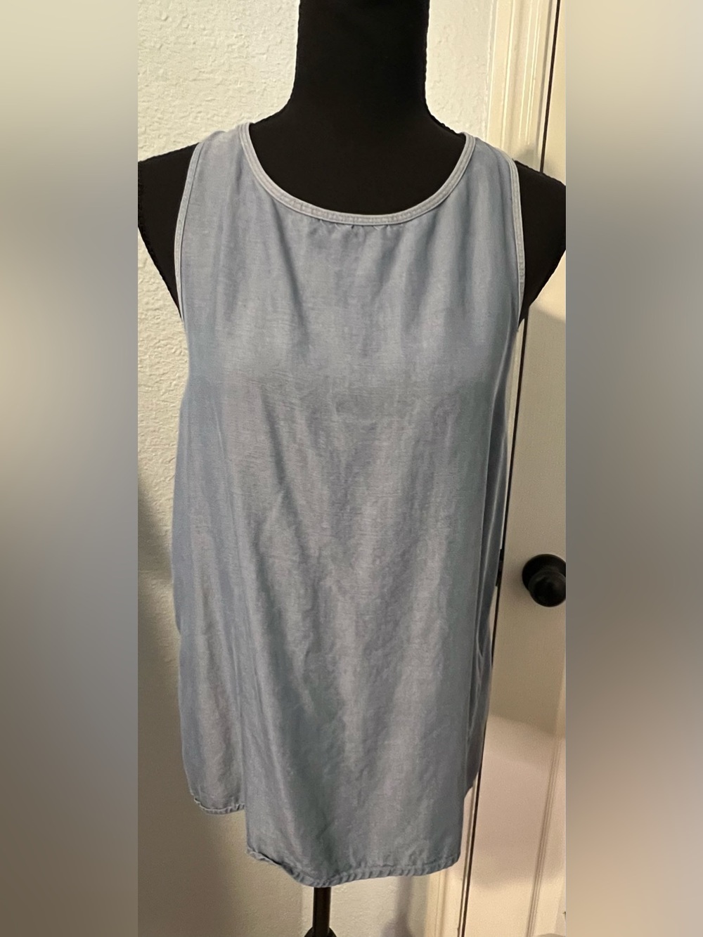 lululemon athletica Light Blue Chambray Split Racerback Tank EUC - Picture 2 of 6